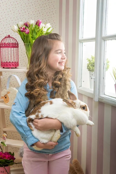 Little girl loves live rabbit — Stock Photo, Image