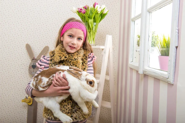 Girl carries huge rabbit live — Stock Photo, Image