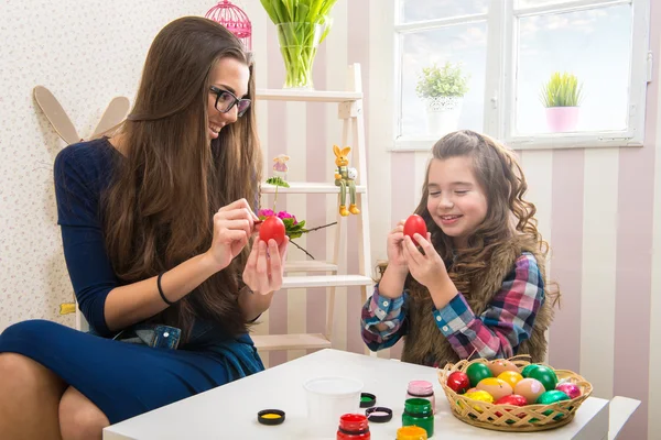 Mother and daughter painting eggs — Stock Photo, Image