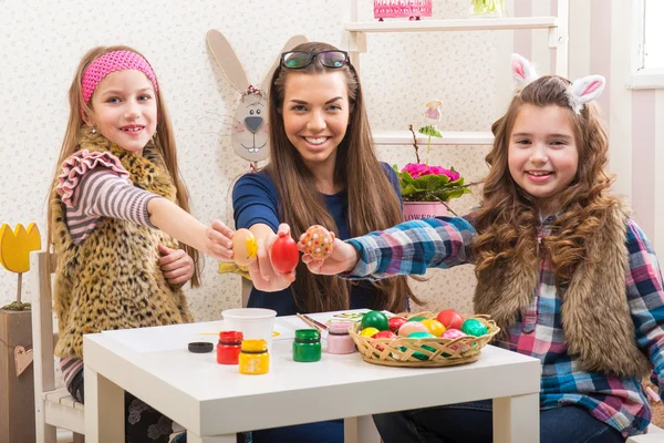 Mère et deux filles en préparation pour Pâques — Photo