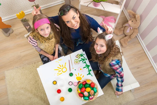 Mother and two daughters in preparation for Easter — Stock Photo, Image