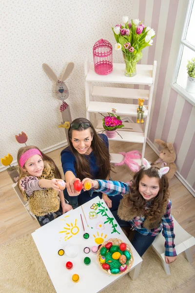 Mother and daughters in preparation for Easter — Stock Photo, Image