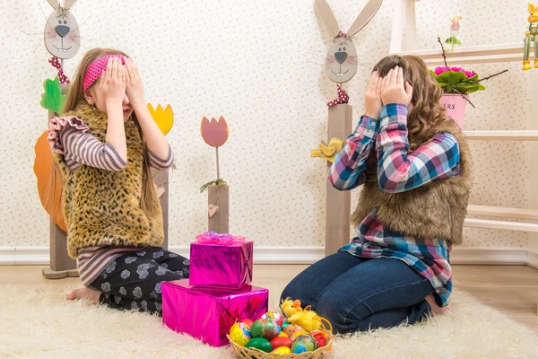 Two sisters surprised Easter gift — Stock Photo, Image