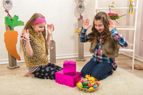 Two sisters surprised Easter gift — Stock Photo, Image