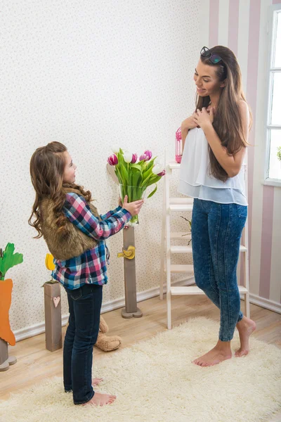 Girl gives her mom bouquet of tulips — Stock Photo, Image