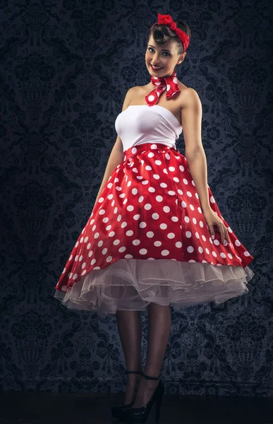 Vrouw in polka dots kleren — Stockfoto