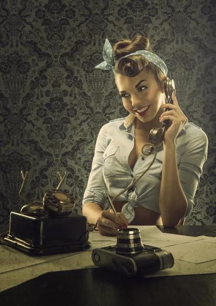 Telefonda konuşan kadın. — Stok fotoğraf