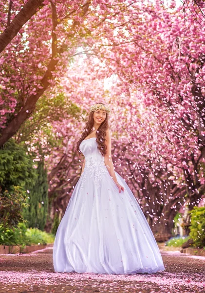 Noiva em vestido branco sob sakura — Fotografia de Stock