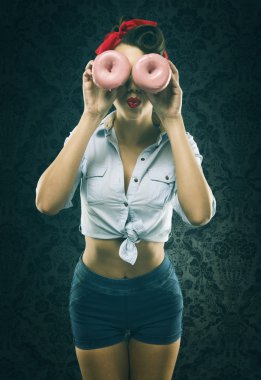 Vintage kadının gözleri donuts önünde