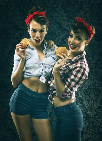 Vintage girlfriends eat hamburgers — Stock Photo, Image