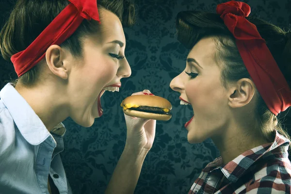 Vintage vriendinnen eten hamburgers — Stockfoto