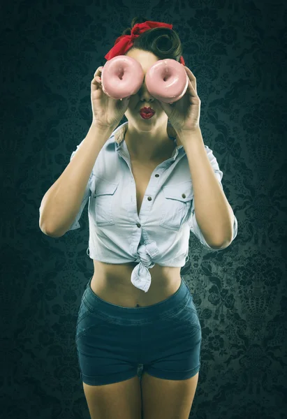 Vintage woman in front of eyes donuts — Stock Photo, Image