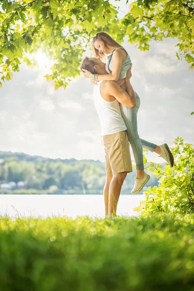 Casal apaixonado no lago — Fotografia de Stock