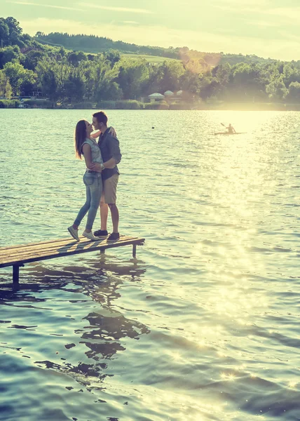 Pareja abrazo en muelle — Foto de Stock