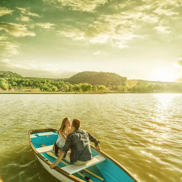 Pareja enamorada en barco — Foto de Stock