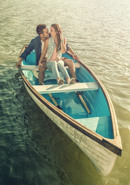 Couple in love on boat — Stock Photo, Image