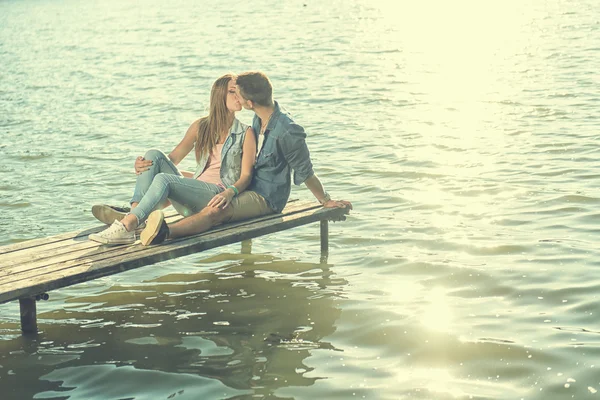恋爱中的夫妻坐在码头上 — 图库照片