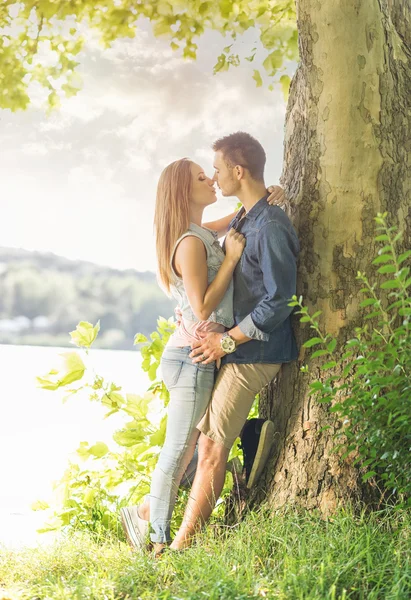 Casal apaixonado no lago Imagens De Bancos De Imagens Sem Royalties