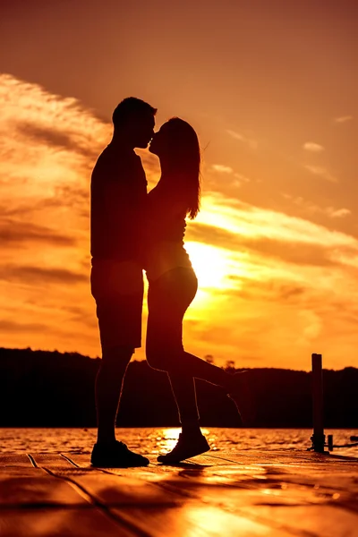 Casal no amor beijando — Fotografia de Stock