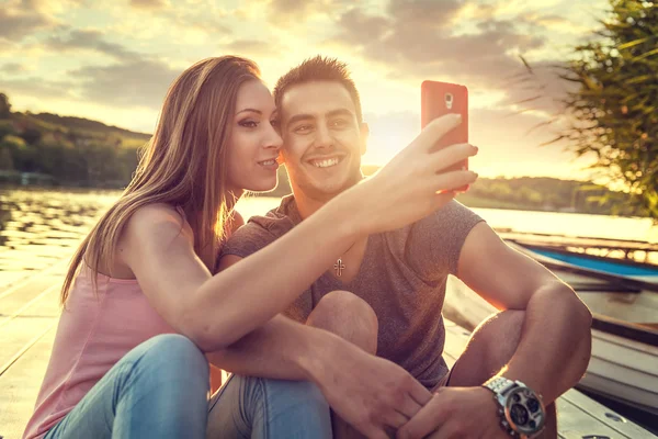 Sonriente pareja tomando foto —  Fotos de Stock