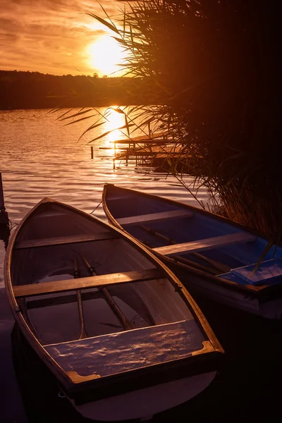 Por do sol sobre barcos solitários — Fotografia de Stock