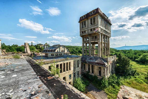 Belo edifício de fábrica velho — Fotografia de Stock