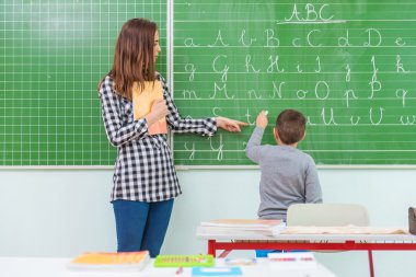 Öğretmen ve çocuk ayakta