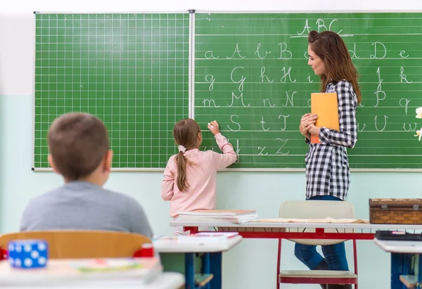 Profesor y estudiante en pizarra — Foto de Stock