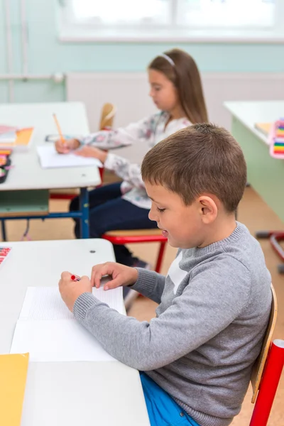 Estudiantes que estudian en clase — Foto de Stock