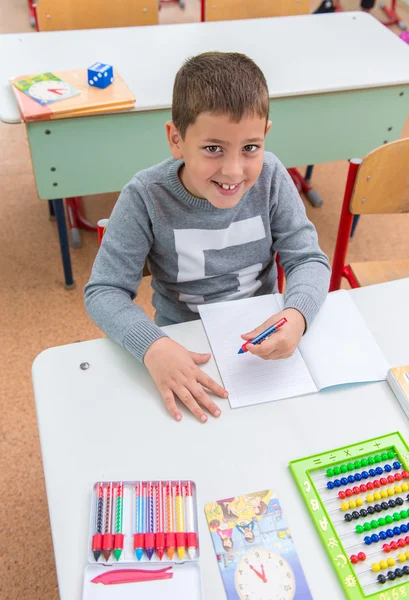 Student sedí u stolu — Stock fotografie