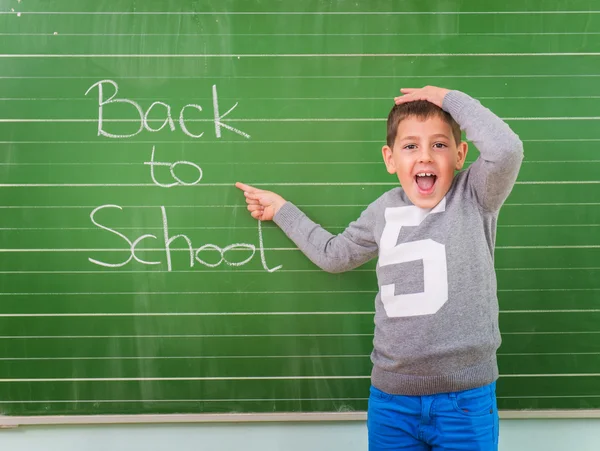 Schüler zeigt eine Tafel — Stockfoto