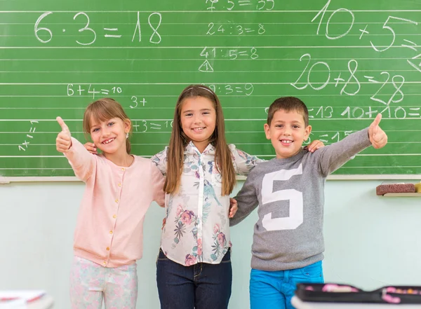 Niños mostrando pulgares hacia arriba — Foto de Stock