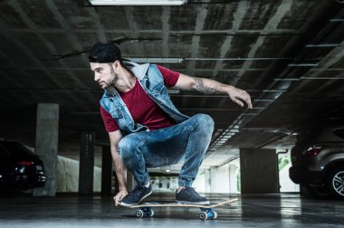 Profesyonel kaykaycı atlama