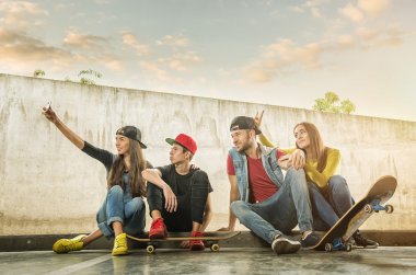 arkadaşlar kendi fotoğraf çekme