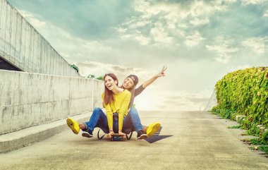 yokuş aşağı yuvarlanan kızlar