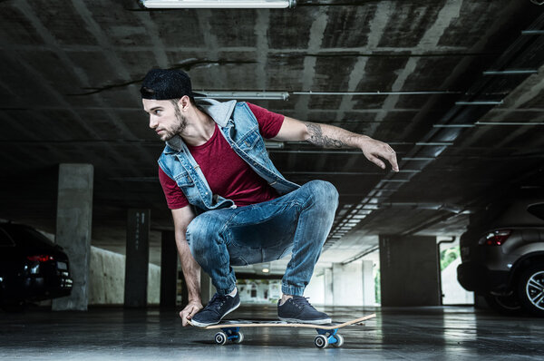 Прыжки на скейтборде
