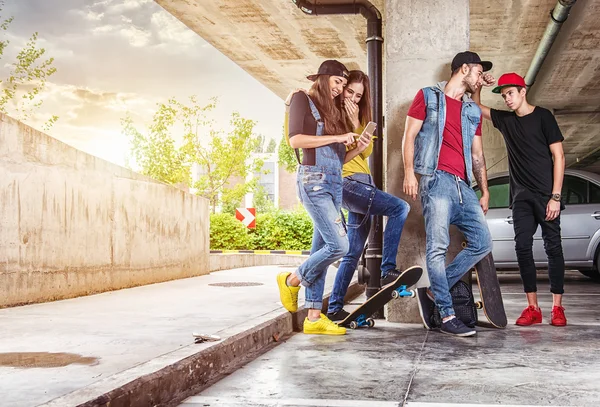 Amis dans le garage de stationnement — Photo