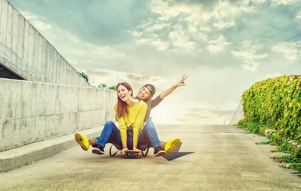 Girls rolling down the slope — Stock Photo, Image