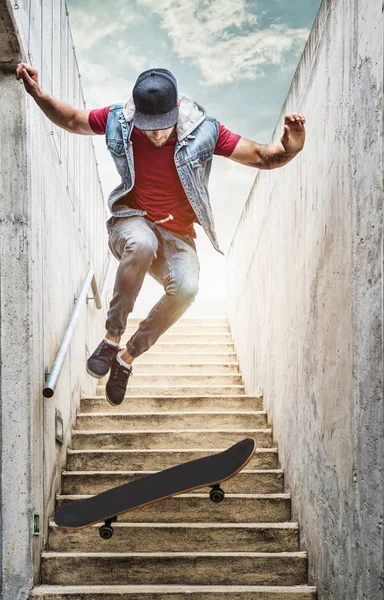 Menino pulando das escadas — Fotografia de Stock