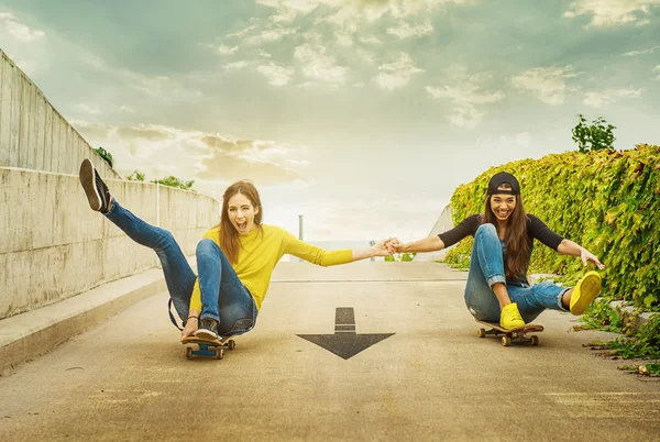 Meisjes rollen de helling af — Stockfoto