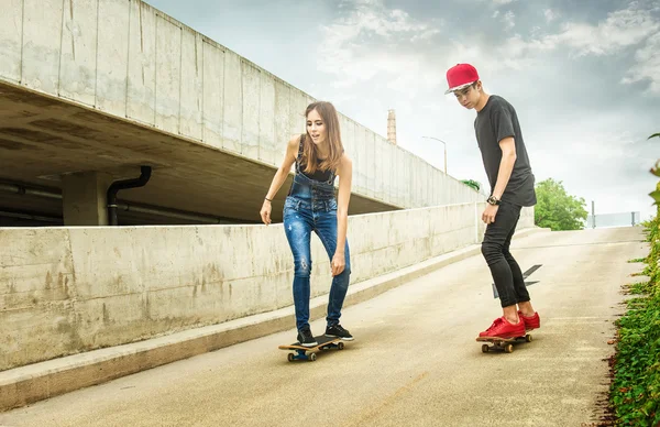 Skater kobieta i mężczyzna kroczący w dół — Zdjęcie stockowe