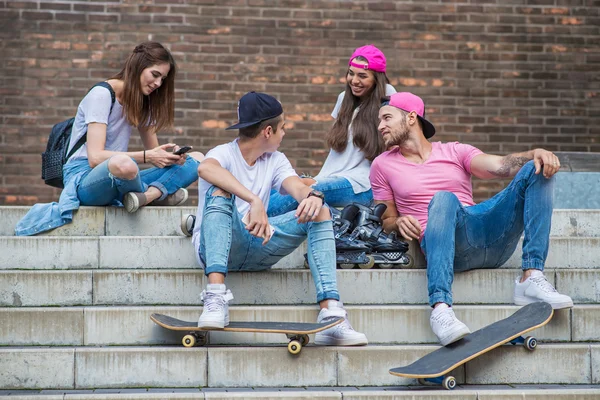 Скейтбордисты сидят на лестнице — стоковое фото