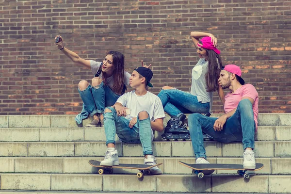 Friends  taking self  photo — Stock Photo, Image