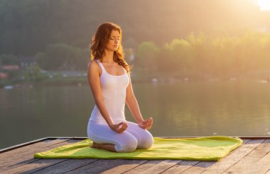 Yoga yapan genç kadın.