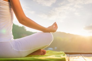 Sahilde yoga yaparken kadın