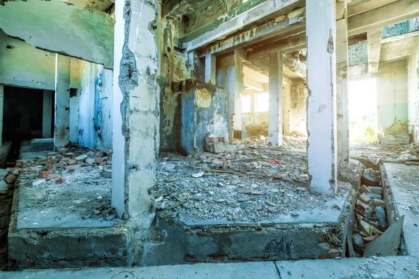 Antiguo edificio en ruinas —  Fotos de Stock