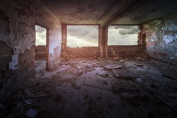 Antiguo edificio en ruinas —  Fotos de Stock