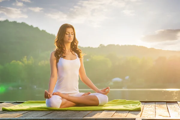 Ung kvinna som gör yoga — Stockfoto