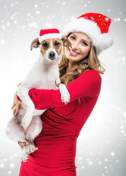 Donna in cappello da Babbo Natale con cane — Foto Stock