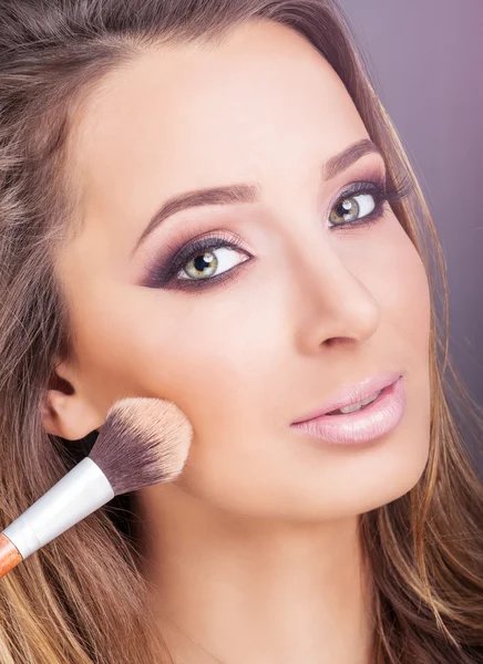 Donna che applica il trucco — Foto Stock